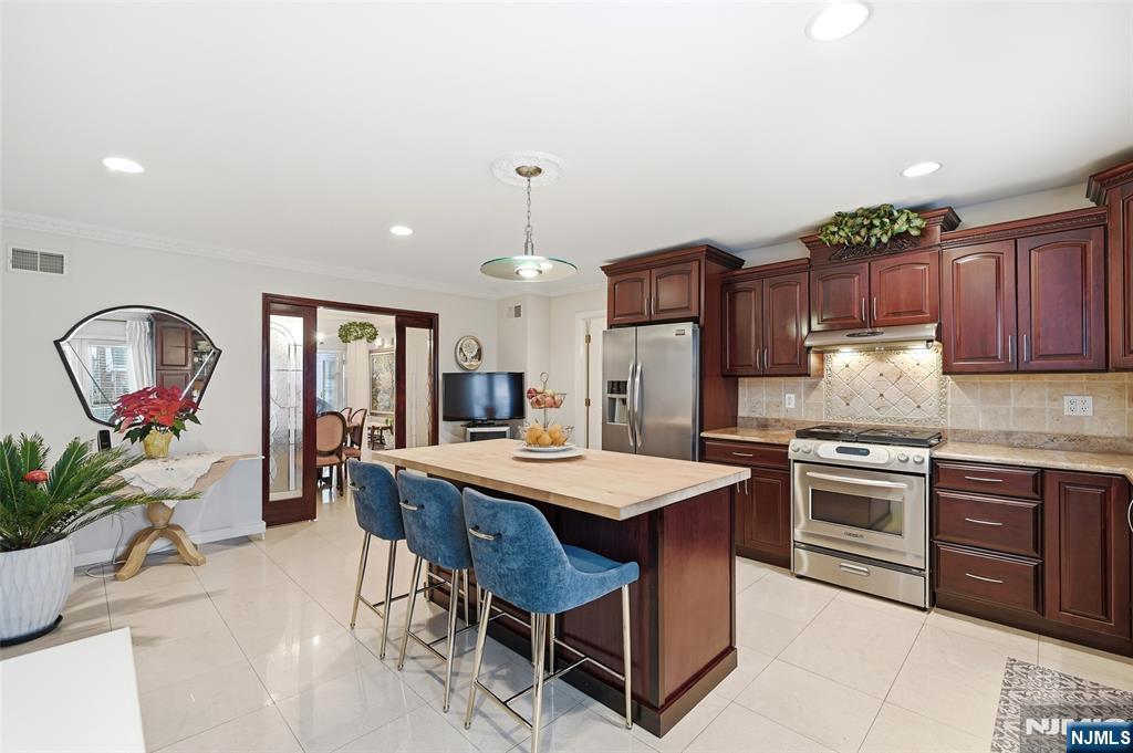 800 Delalla Terrace Ridgefield, NJ 07657 - Photo 14 of 43