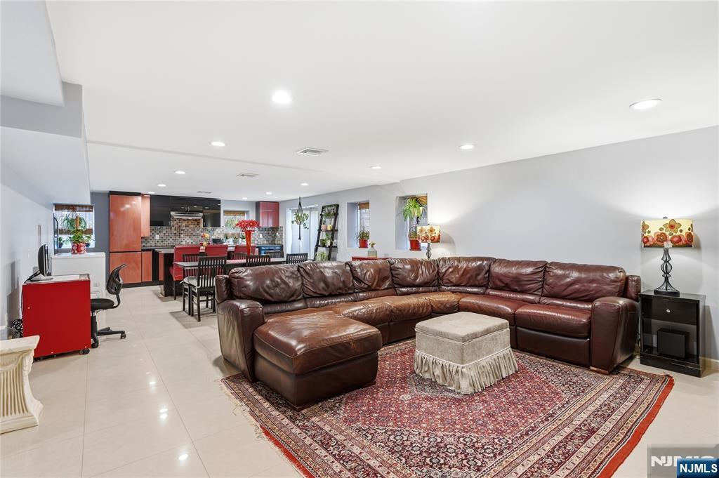 800 Delalla Terrace Ridgefield, NJ 07657 - Photo 15 of 43