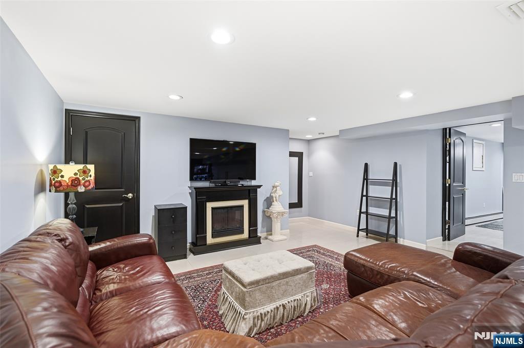 800 Delalla Terrace Ridgefield, NJ 07657 - Photo 18 of 43