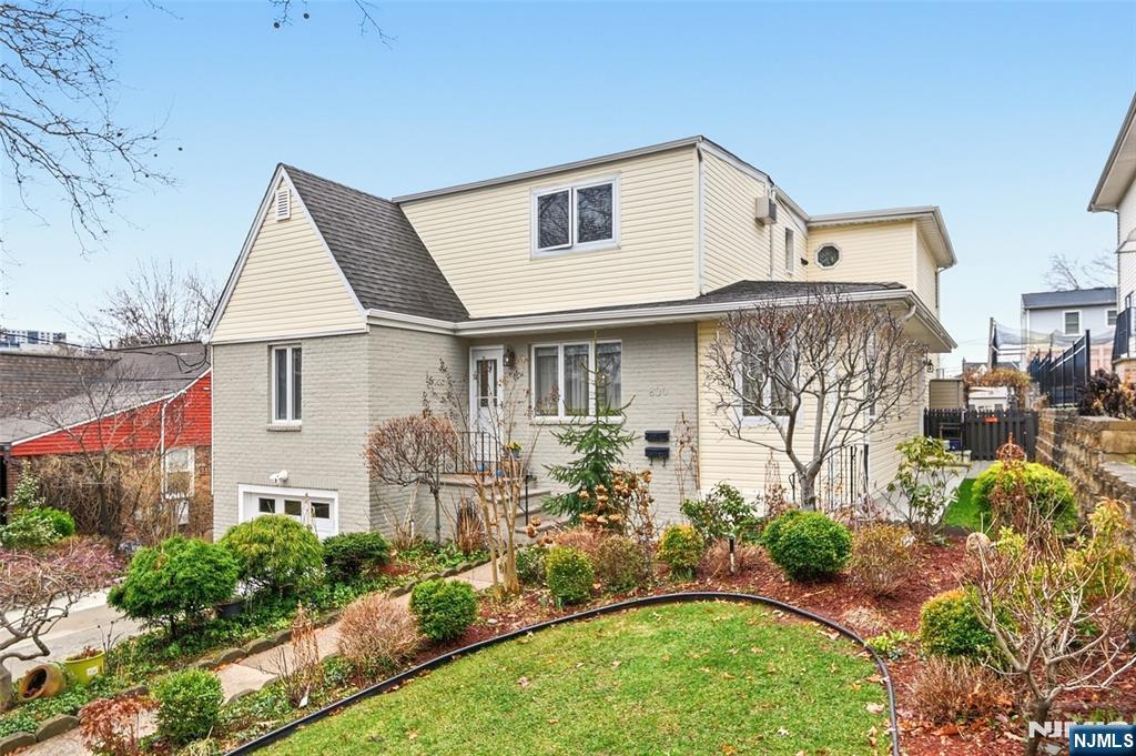 800 Delalla Terrace Ridgefield, NJ 07657 - Photo 2 of 43