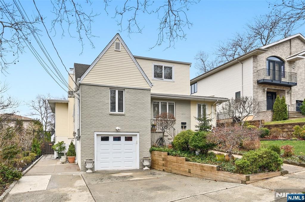 800 Delalla Terrace Ridgefield, NJ 07657 - Photo 3 of 43