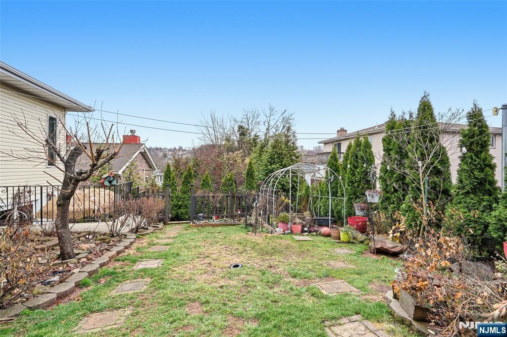 800 Delalla Terrace Ridgefield, NJ 07657 - Photo 39 of 43