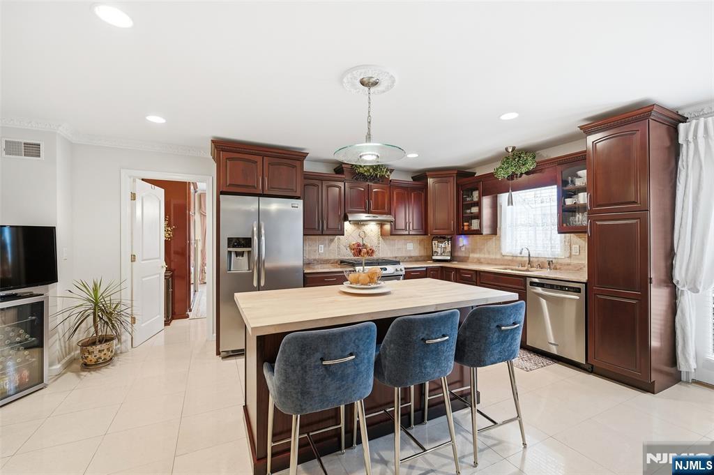 800 Delalla Terrace Ridgefield, NJ 07657 - Photo 6 of 43