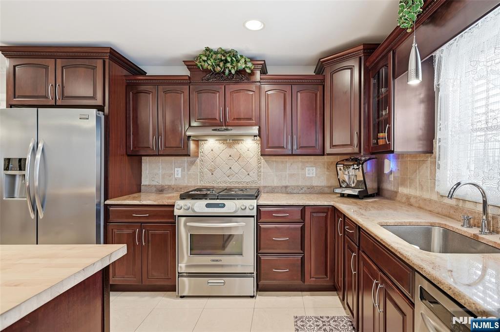 800 Delalla Terrace Ridgefield, NJ 07657 - Photo 7 of 43