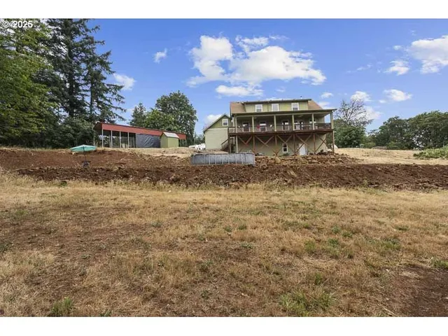 a view of a backyard