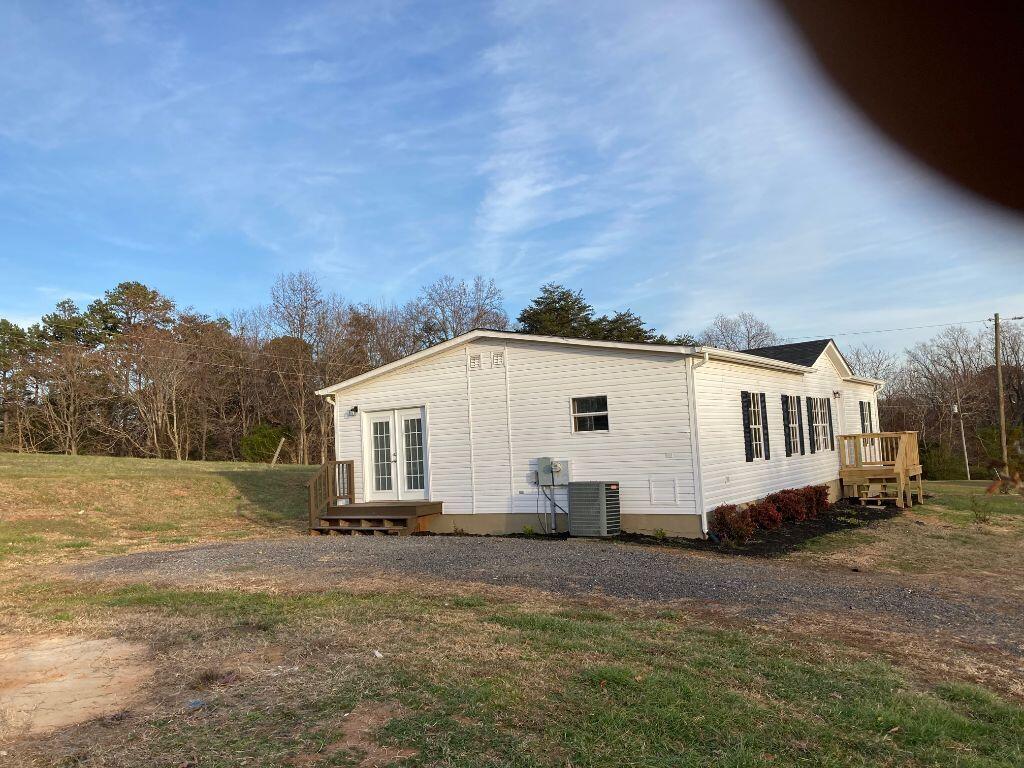 9573 Dickerson Mill Road Moneta, VA 24121 - Photo 3 of 19 IMG_0117