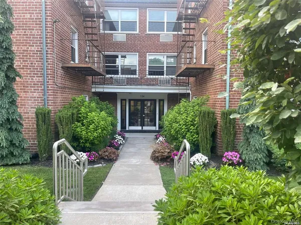 $3,250 | 111 South Centre Avenue, Unit 1SS, Rockville Centre, NY 11570