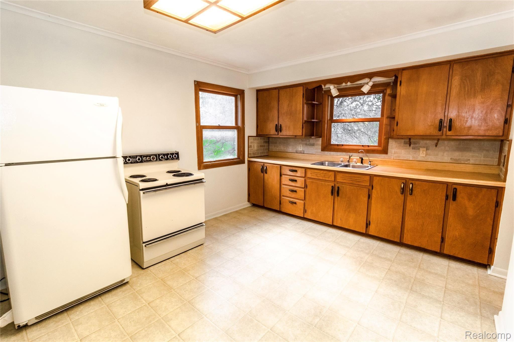 7037 North Henderson Road Davison, MI 48423 - Photo 10 of 23 Kitchen (3).jpg