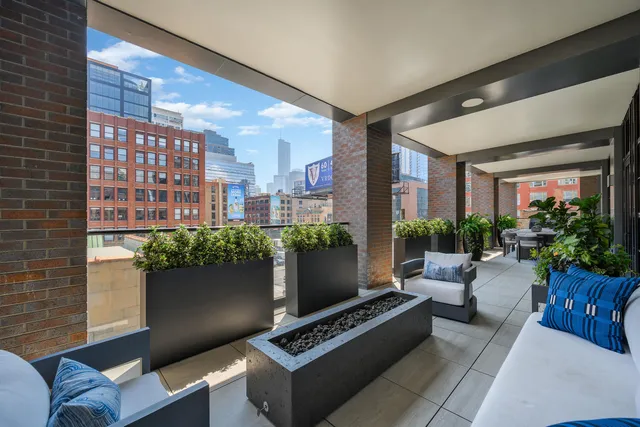$3,090,000 | 351 West Huron Street, Unit 4, Chicago, IL 60654