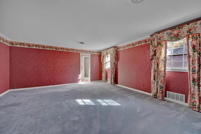 a view of empty room with window