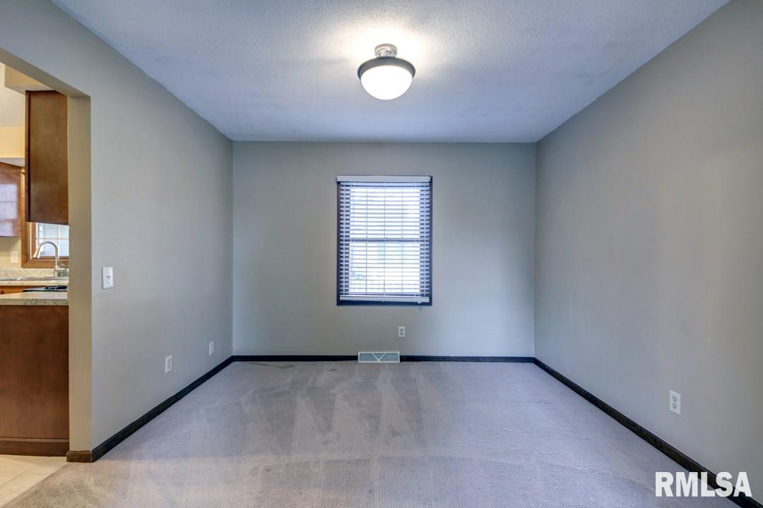 1225 Old Crows Way Springfield, IL 62712 - Photo 8 of 32