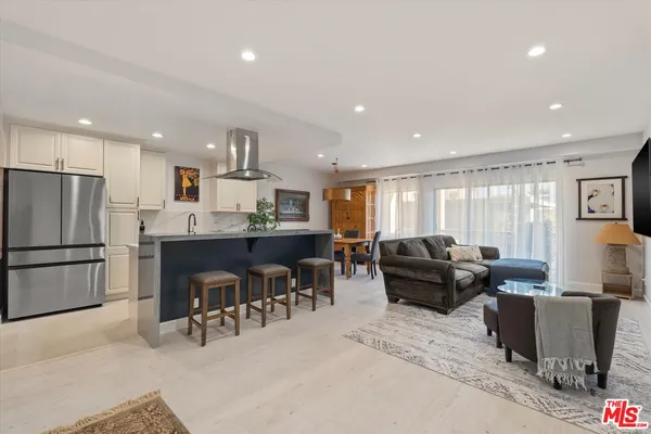 $899,000 | 622 South Barrington Avenue, Unit 206, Los Angeles, CA 90049