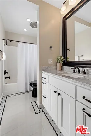 $899,000 | 622 South Barrington Avenue, Unit 206, Los Angeles, CA 90049