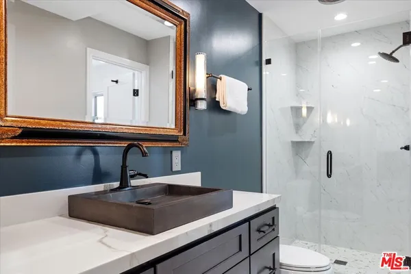 $899,000 | 622 South Barrington Avenue, Unit 206, Los Angeles, CA 90049