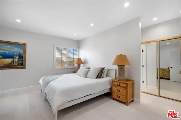 $899,000 | 622 South Barrington Avenue, Unit 206, Los Angeles, CA 90049