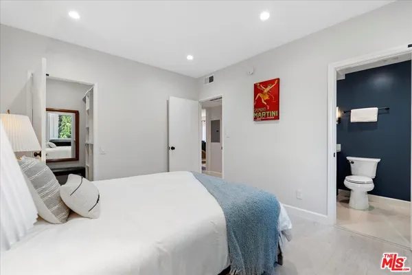 $899,000 | 622 South Barrington Avenue, Unit 206, Los Angeles, CA 90049