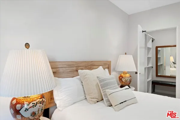$899,000 | 622 South Barrington Avenue, Unit 206, Los Angeles, CA 90049