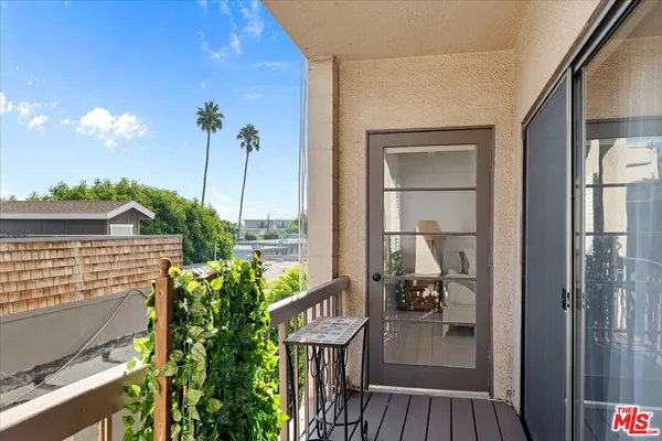 $899,000 | 622 South Barrington Avenue, Unit 206, Los Angeles, CA 90049