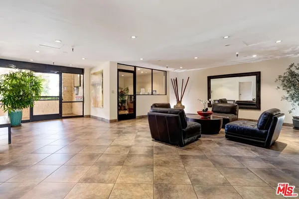 $899,000 | 622 South Barrington Avenue, Unit 206, Los Angeles, CA 90049