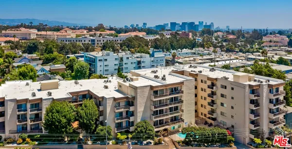 $899,000 | 622 South Barrington Avenue, Unit 206, Los Angeles, CA 90049
