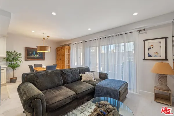 $899,000 | 622 South Barrington Avenue, Unit 206, Los Angeles, CA 90049