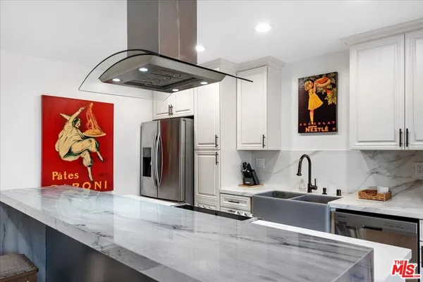 $899,000 | 622 South Barrington Avenue, Unit 206, Los Angeles, CA 90049