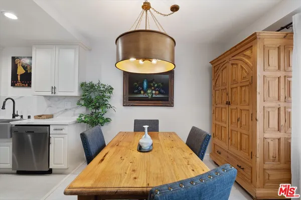 $899,000 | 622 South Barrington Avenue, Unit 206, Los Angeles, CA 90049