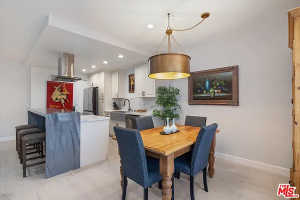 $899,000 | 622 South Barrington Avenue, Unit 206, Los Angeles, CA 90049