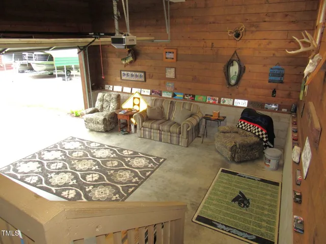 a view of livingroom with furniture
