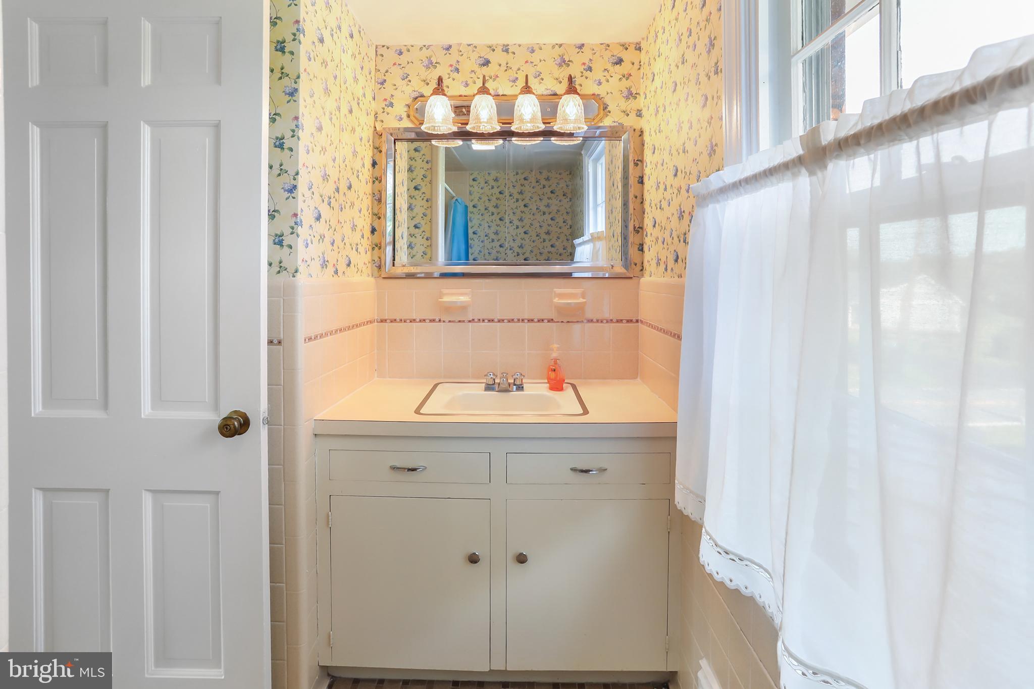 17796 Harmony Church Road Hamilton, VA 20158 - Photo 37 of 77 Upper level full bath 1