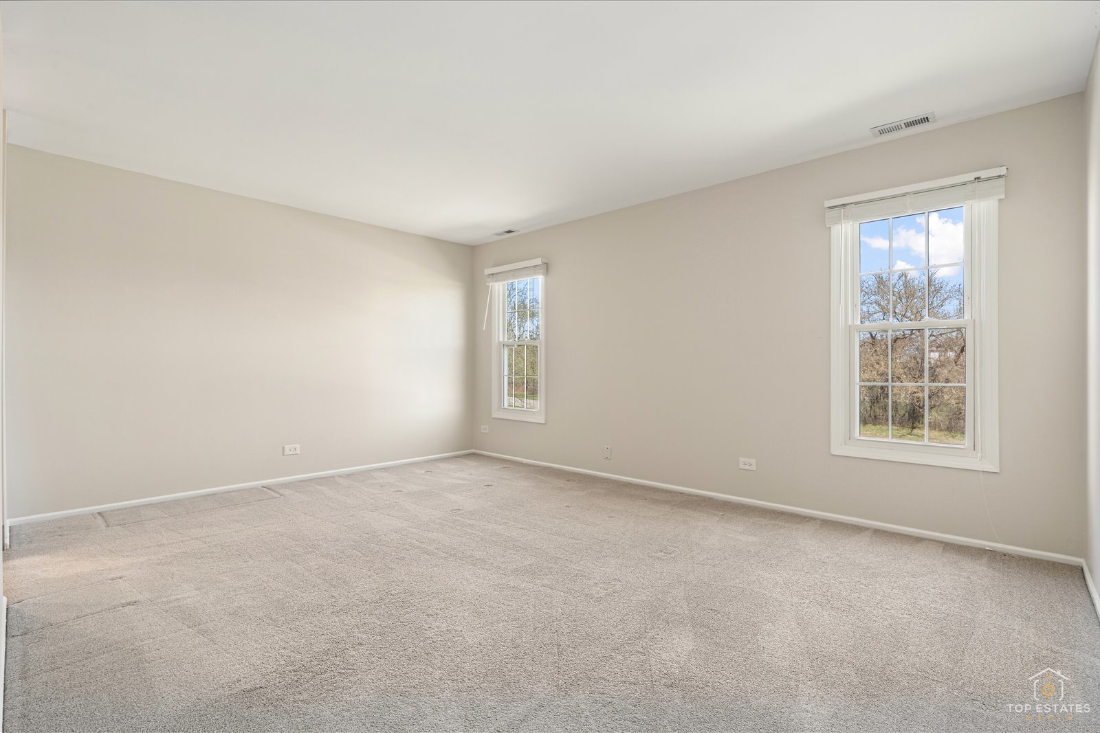 1427 Sutton Court, Unit 1427 Vernon Hills, IL 60061 - Photo 14 of 27 an empty room with windows