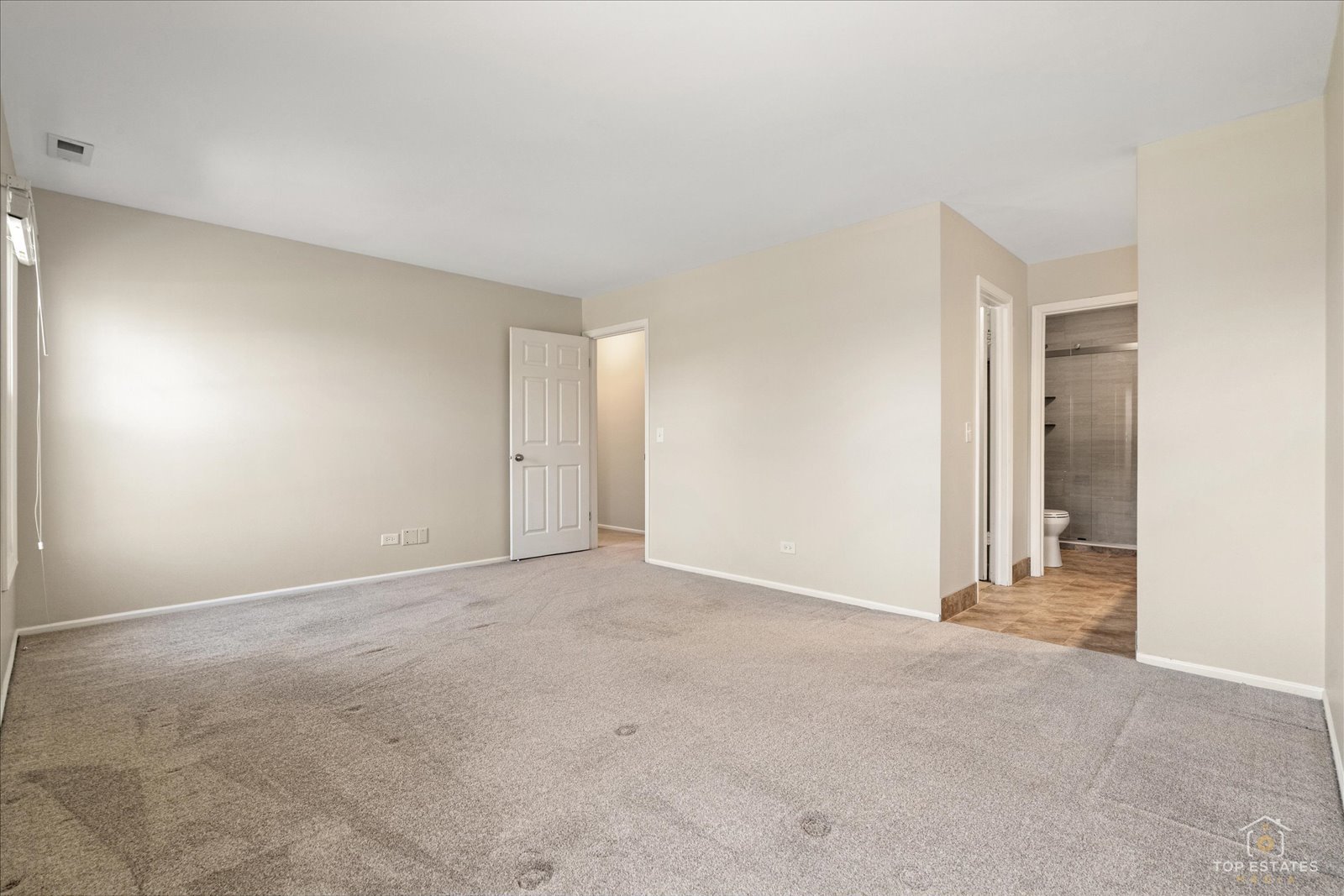 1427 Sutton Court, Unit 1427 Vernon Hills, IL 60061 - Photo 15 of 27 an empty room with an entryway