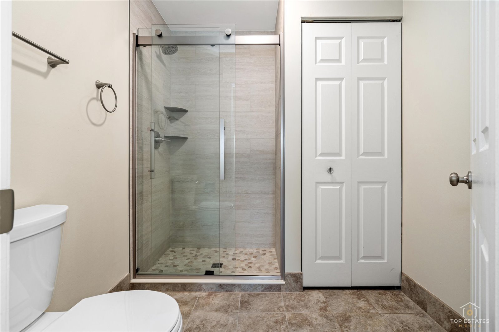 1427 Sutton Court, Unit 1427 Vernon Hills, IL 60061 - Photo 17 of 27 a bathroom with a shower a toilet and a sink