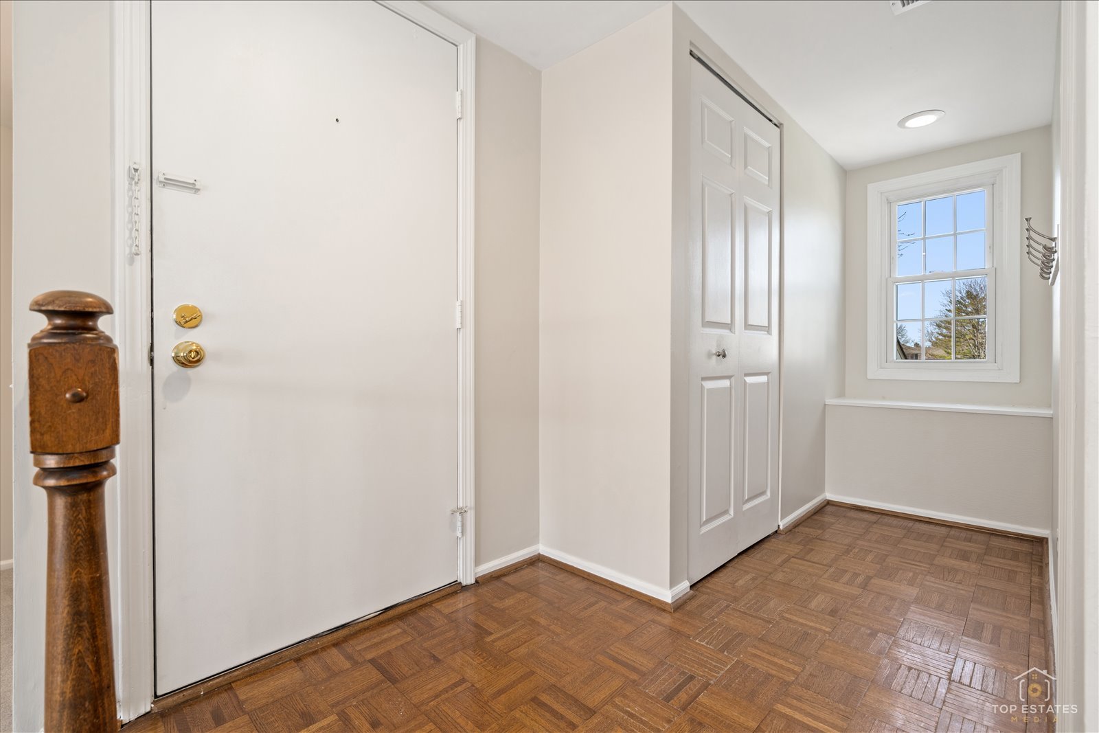 1427 Sutton Court, Unit 1427 Vernon Hills, IL 60061 - Photo 2 of 27 a view of an empty room