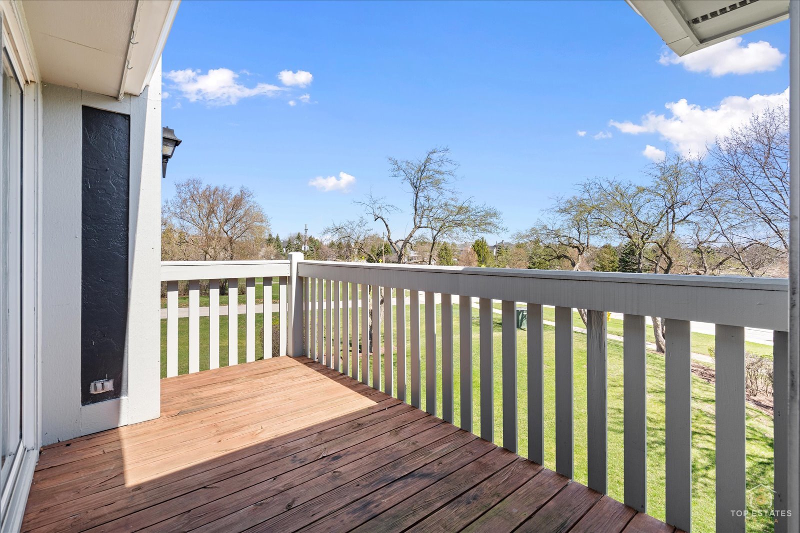 1427 Sutton Court, Unit 1427 Vernon Hills, IL 60061 - Photo 25 of 27 a view of a balcony with wooden floor