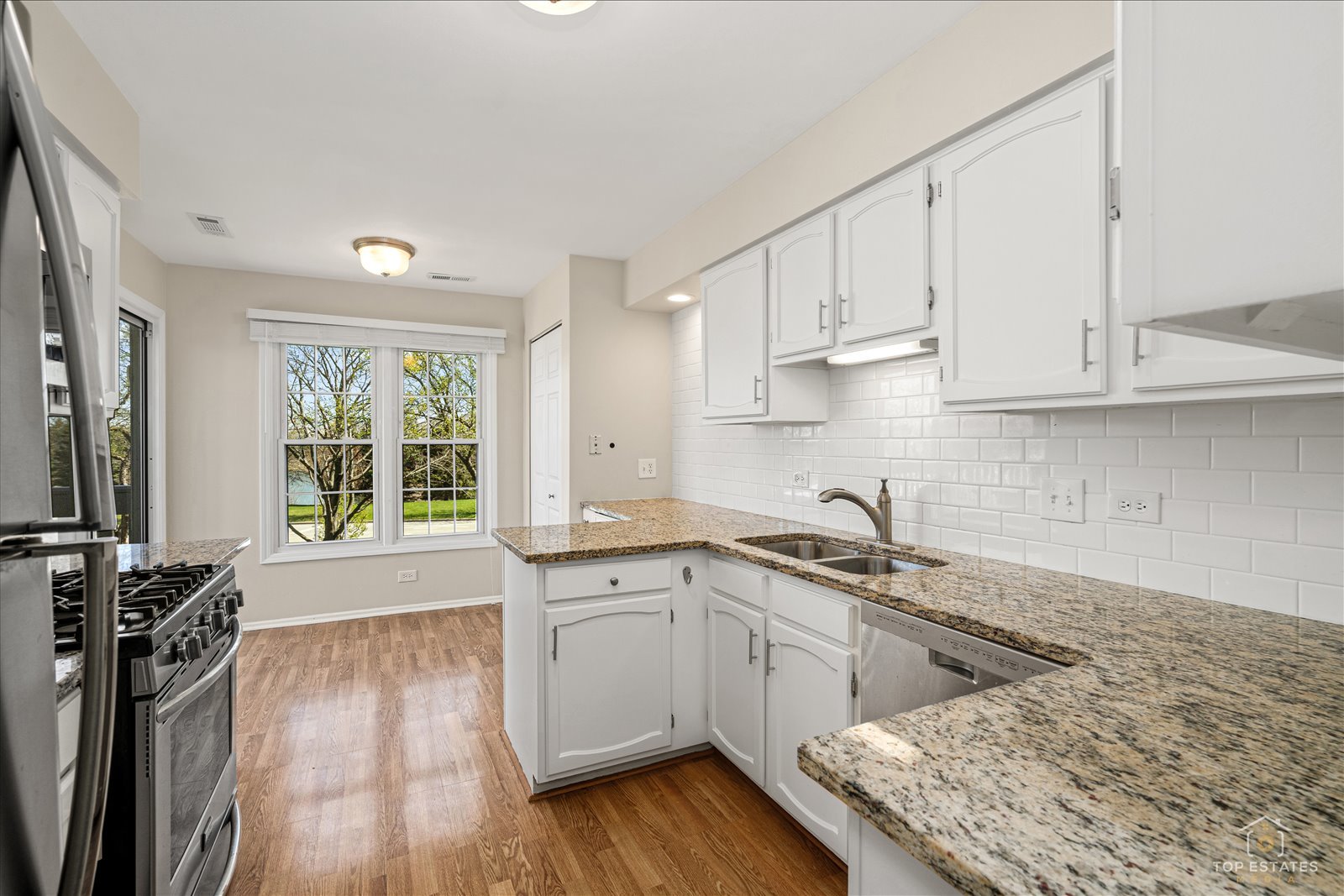 1427 Sutton Court, Unit 1427 Vernon Hills, IL 60061 - Photo 10 of 27 a kitchen with a sink stove and cabinets