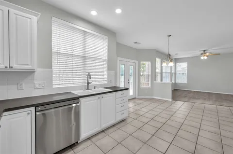 $2,600 | 86 North Apple Springs Circle, The Woodlands, TX 77382