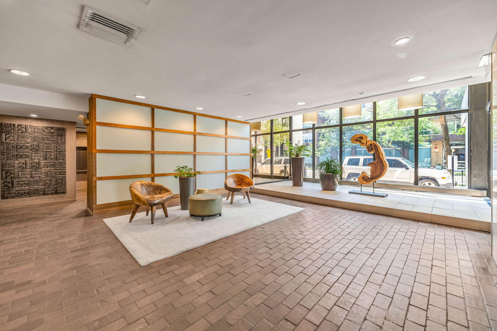 5445 North Sheridan Road, Unit 712 Chicago, IL 60640 - Photo 2 of 24 Gallery Image 2