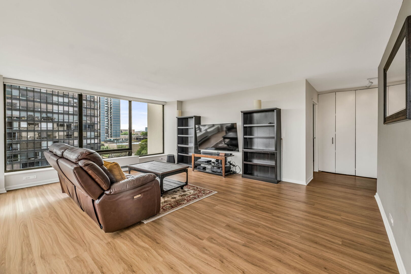 5445 North Sheridan Road, Unit 712 Chicago, IL 60640 - Photo 6 of 24 Gallery Image 6