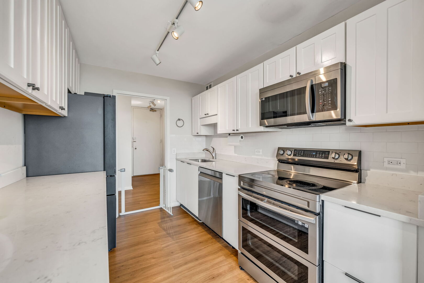 5445 North Sheridan Road, Unit 712 Chicago, IL 60640 - Photo 10 of 24 Gallery Image 10
