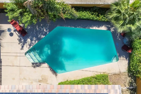 a view of a backyard