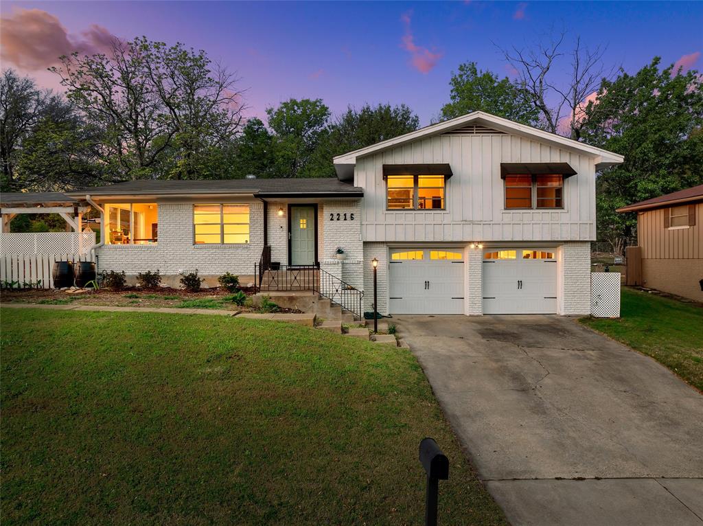 a view of a house with backyard and garden
