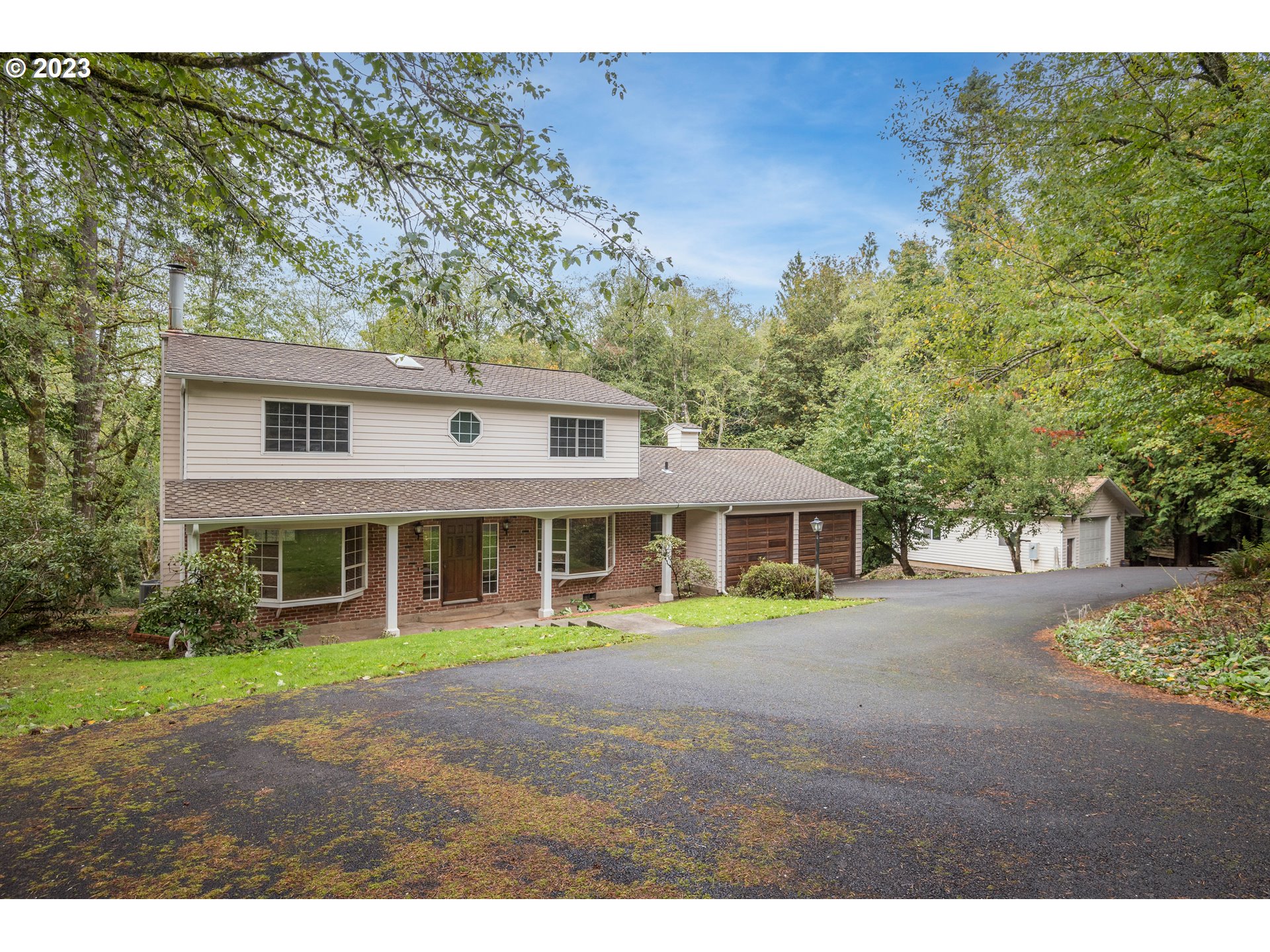 234 Walker Road Kelso, WA 98626 - Photo 1 of 35 a front view of a house with a garden