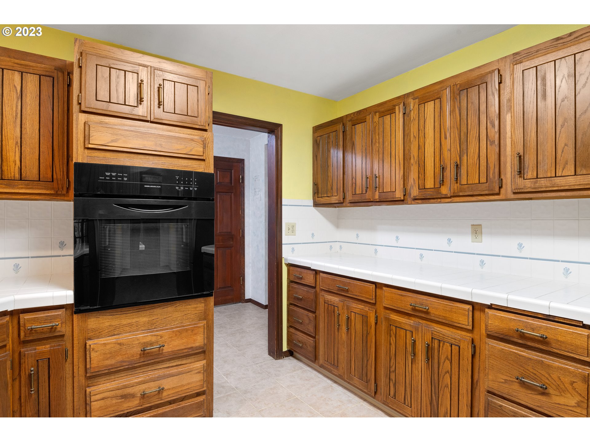 234 Walker Road Kelso, WA 98626 - Photo 11 of 35 a kitchen with granite countertop cabinets stainless steel appliances and a counter space