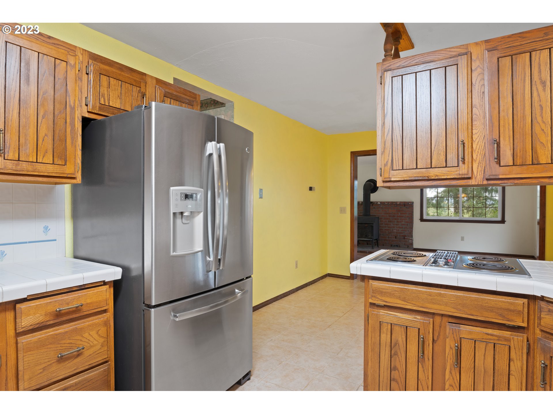 234 Walker Road Kelso, WA 98626 - Photo 12 of 35 a kitchen with stainless steel appliances granite countertop a refrigerator a stove and a sink