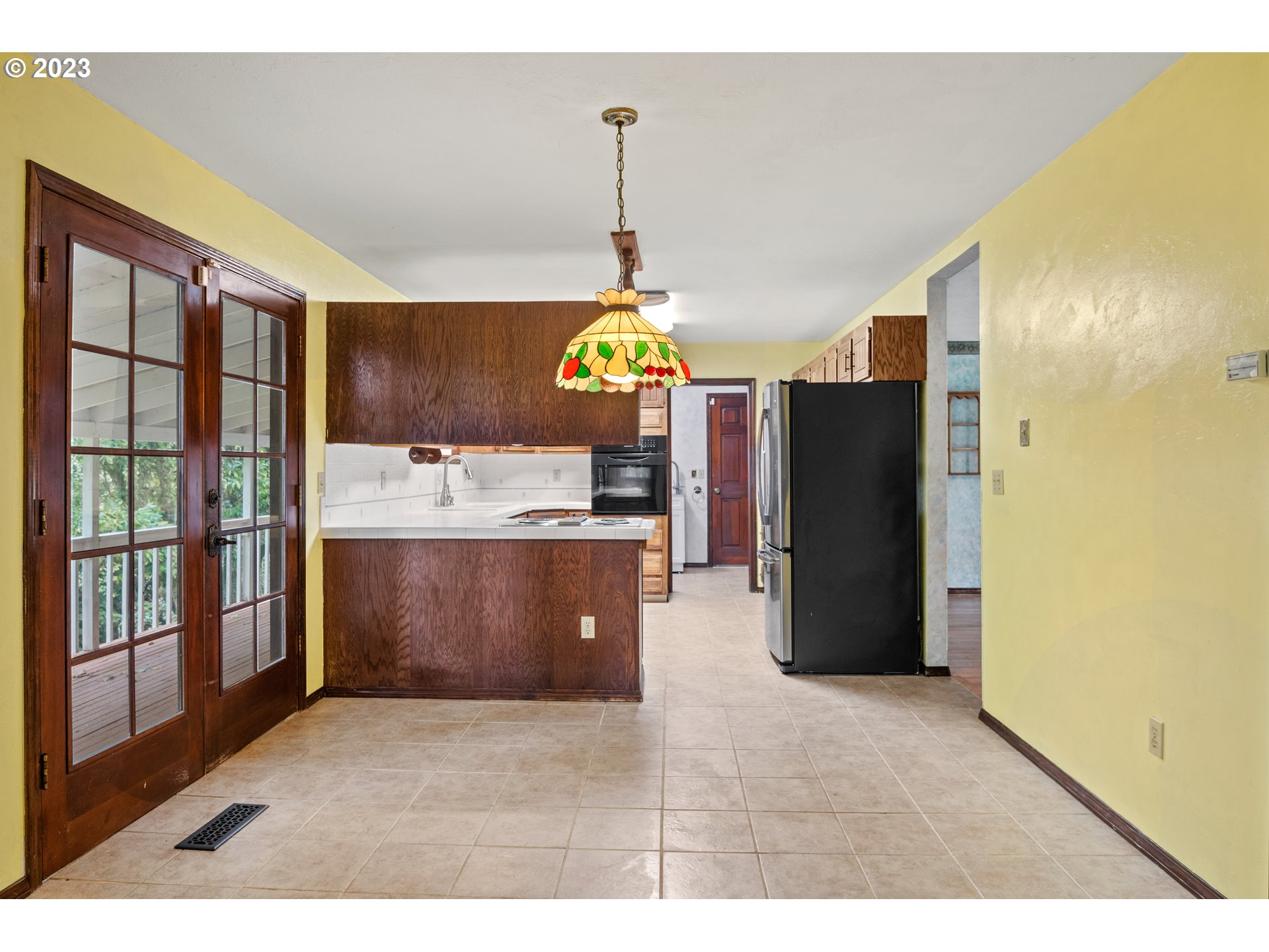 234 Walker Road Kelso, WA 98626 - Photo 13 of 35 a kitchen with stainless steel appliances kitchen island granite countertop a refrigerator and a sink