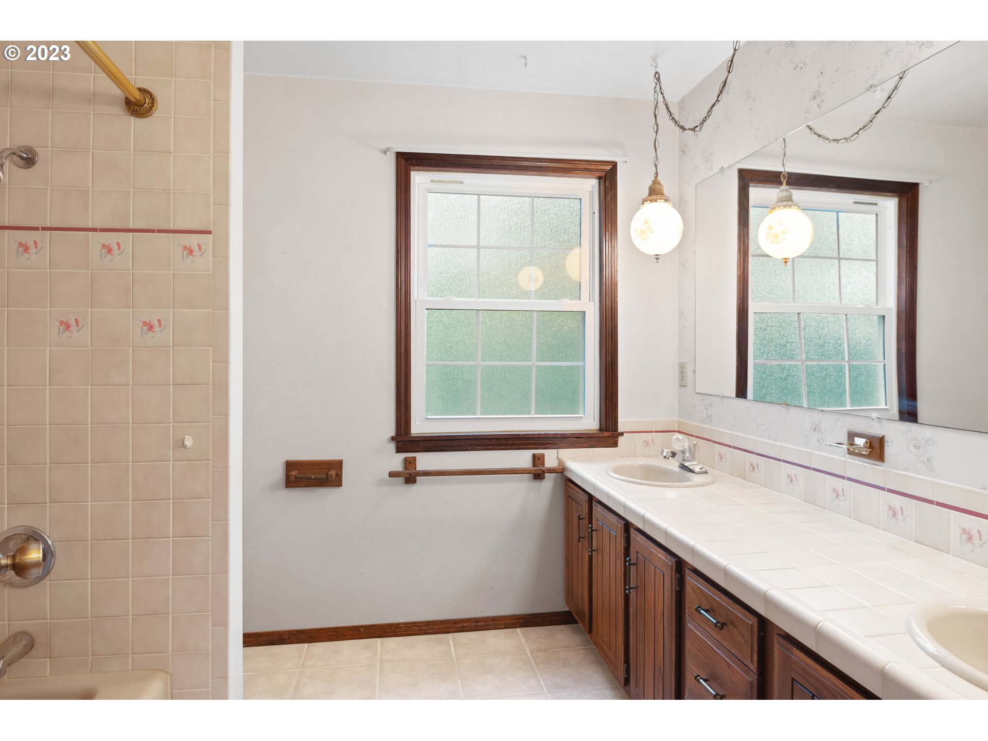 234 Walker Road Kelso, WA 98626 - Photo 15 of 35 a bathroom with a double vanity sink a large mirror and a bathtub