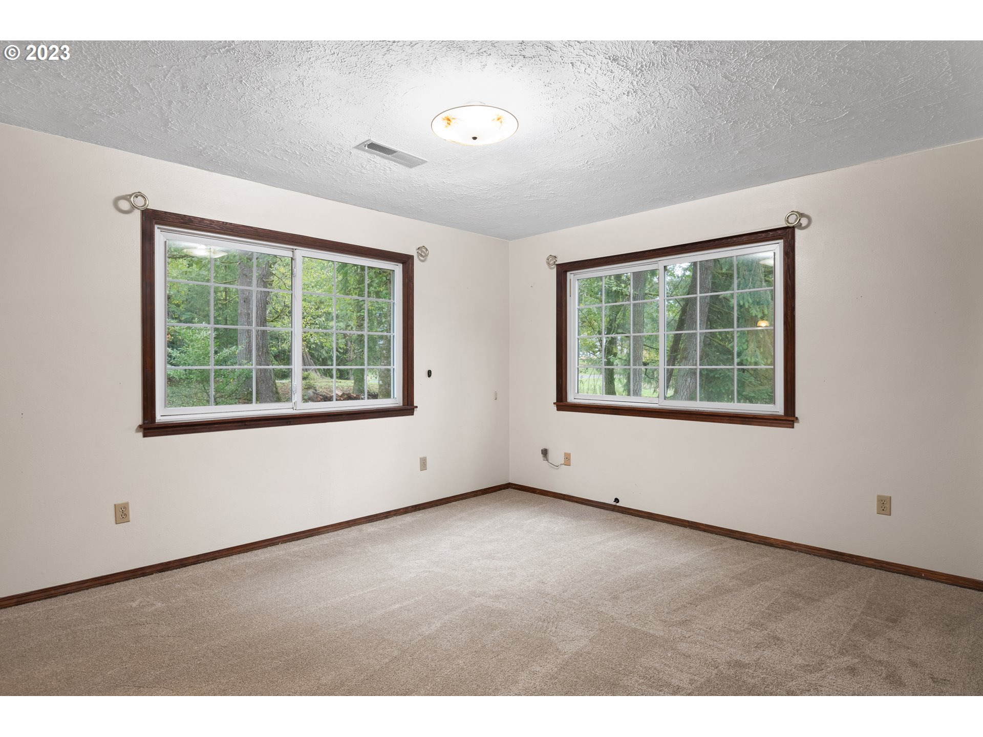 234 Walker Road Kelso, WA 98626 - Photo 16 of 35 an empty room with windows