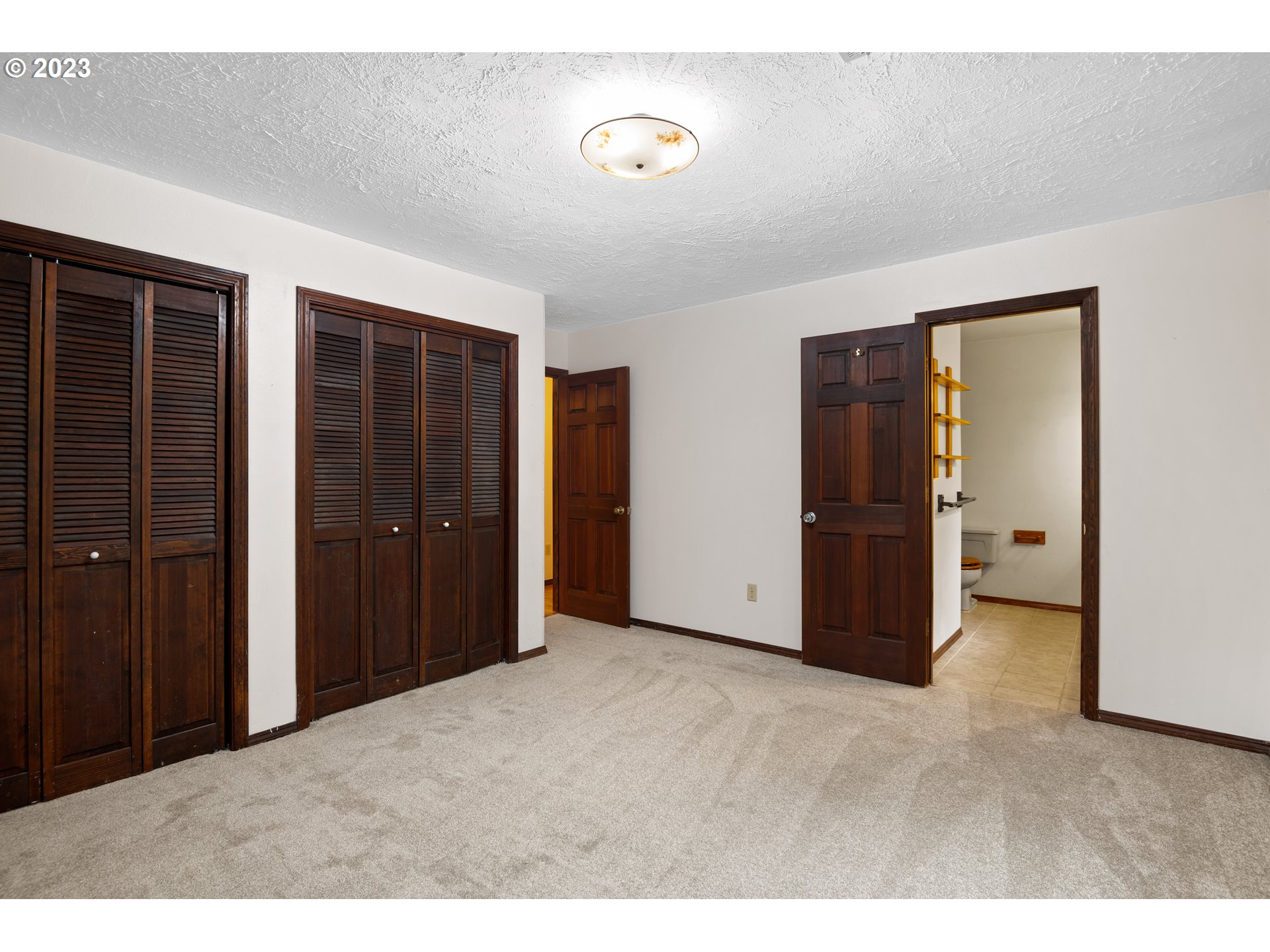 234 Walker Road Kelso, WA 98626 - Photo 17 of 35 a view of an empty room with closet and entryway