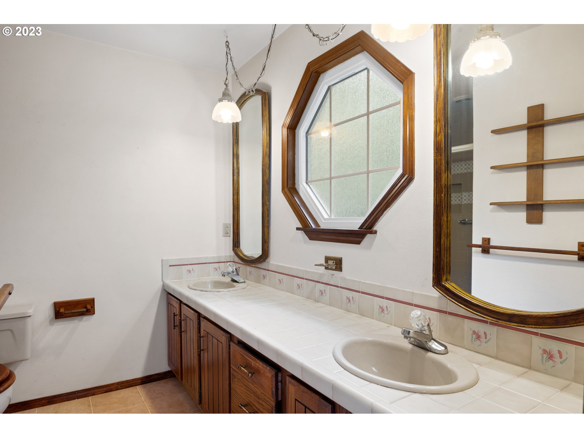 234 Walker Road Kelso, WA 98626 - Photo 18 of 35 a bathroom with a sink and a mirror